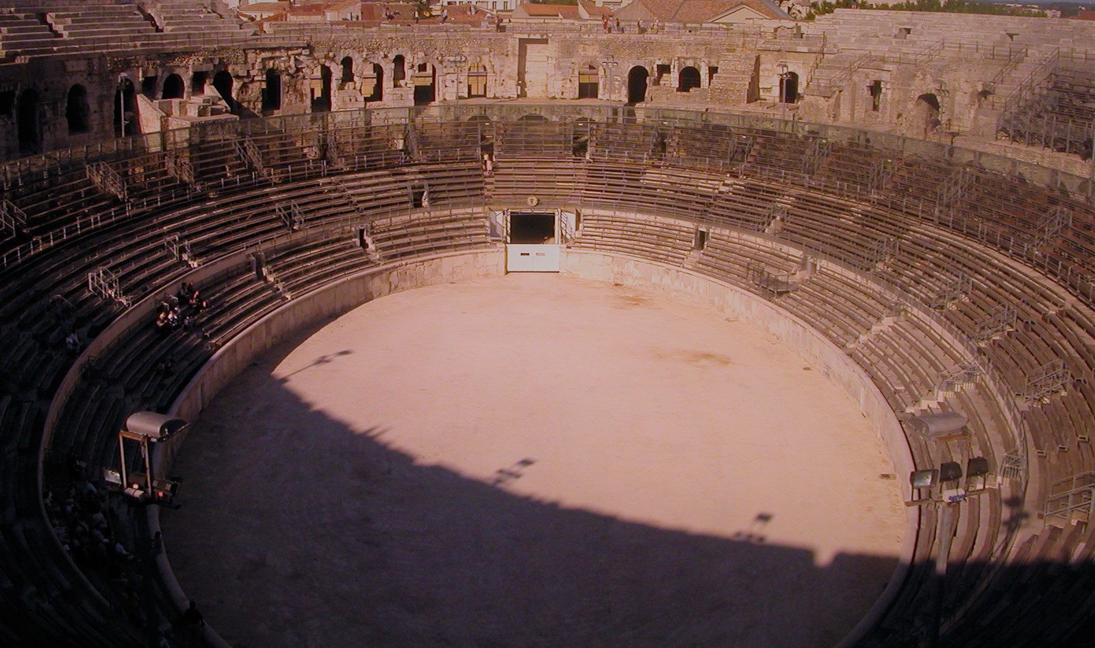 Колизей камеры. Арена амфитеатра Колизей. Колизей внутри Арена. Амфитеатр Колизей внутри. Огромный древний стадион Колизей.